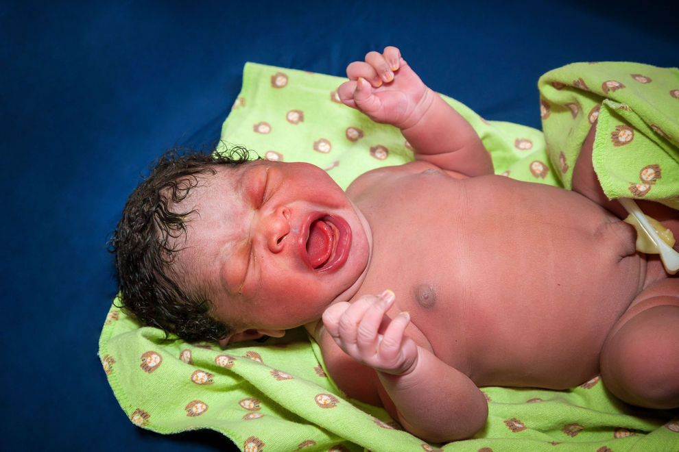 Baby mit Nabelschnur einfach weggeworfen