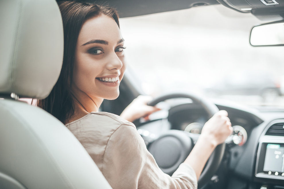 Frauen fahren besser Auto als Männer