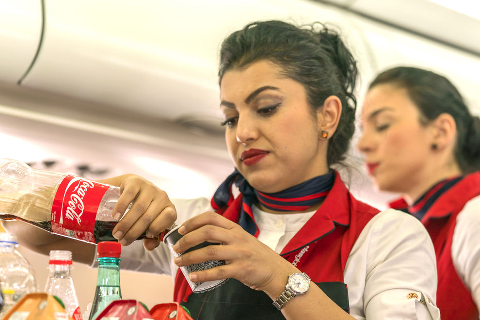 Deshalb solltest du im Flieger niemals Kaffee oder Tee trinken