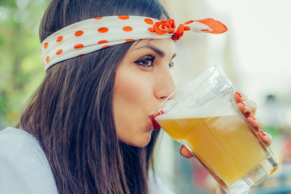 Die 8 schrägsten Verhaltensmuster von betrunkenen Frauen