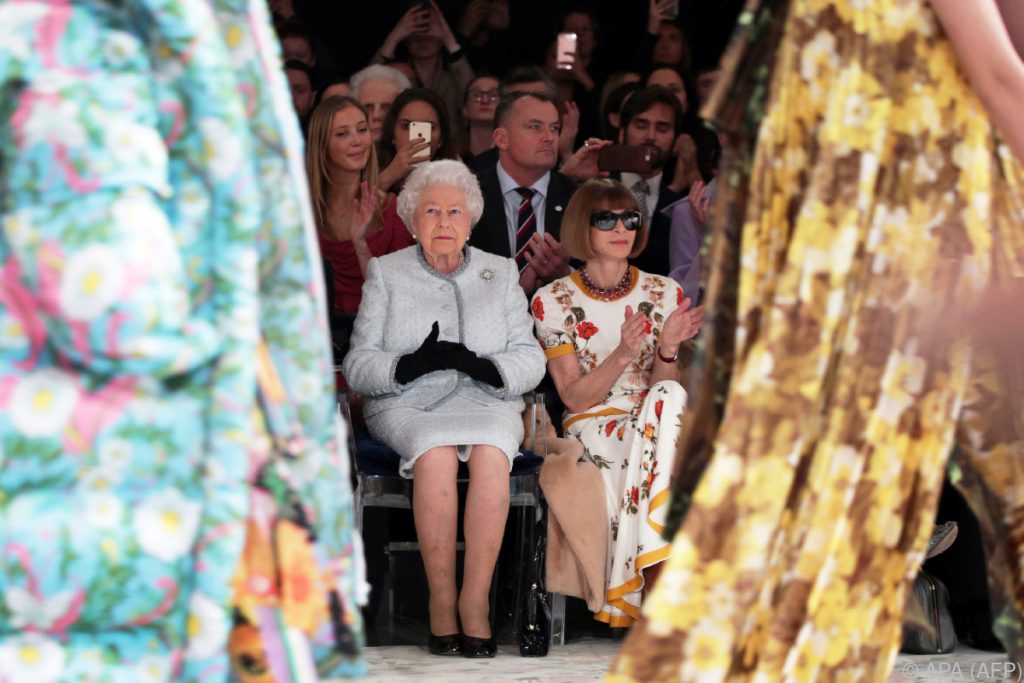 Die Queen besuchte erstmals die Londoner Fashion Week