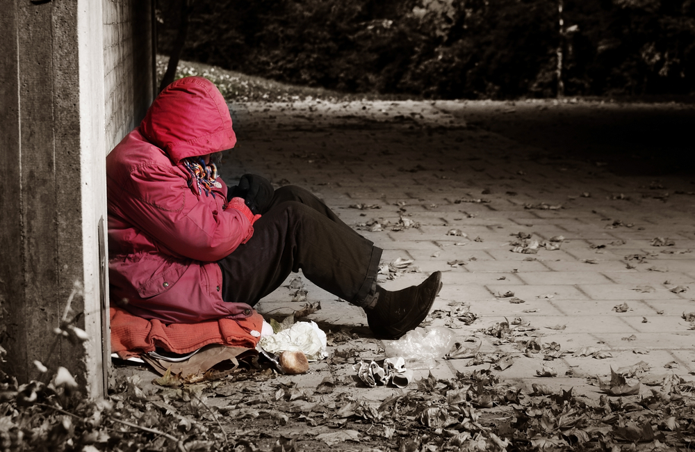 4 einfache Möglichkeiten, wie du Obdachlosen jetzt helfen kannst