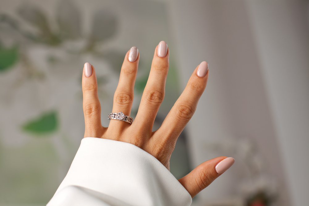 Piercing statt Verlobungsring: Dermal Anchors am Finger sind der neueste Trend auf Instagram