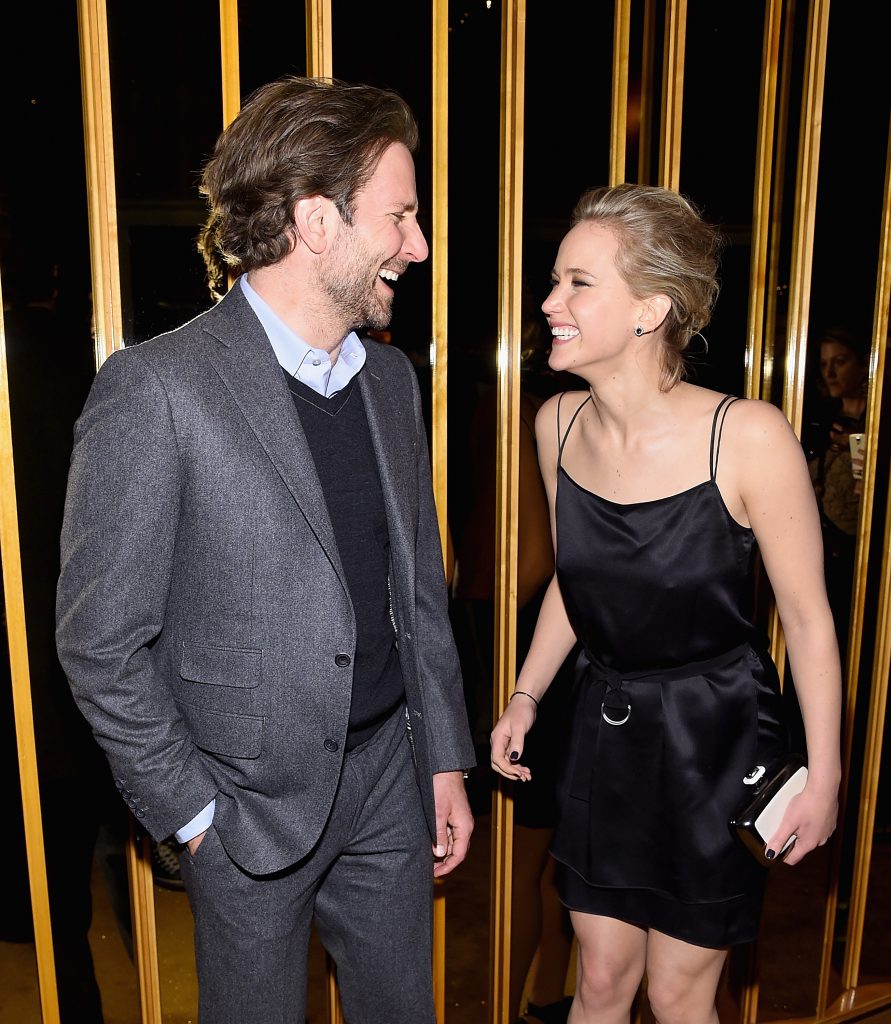 Diesmal haben wir nichts an Jennifer Lawrence's Kusstechnick auszusetzen, sondern sie an Bradley Cooper's. Die Kussszene in "Silver Linings" wurde bei den MTV Music Awards als "Bester Kuss" gekührt. Jennifer war es jedoch zu feucht.