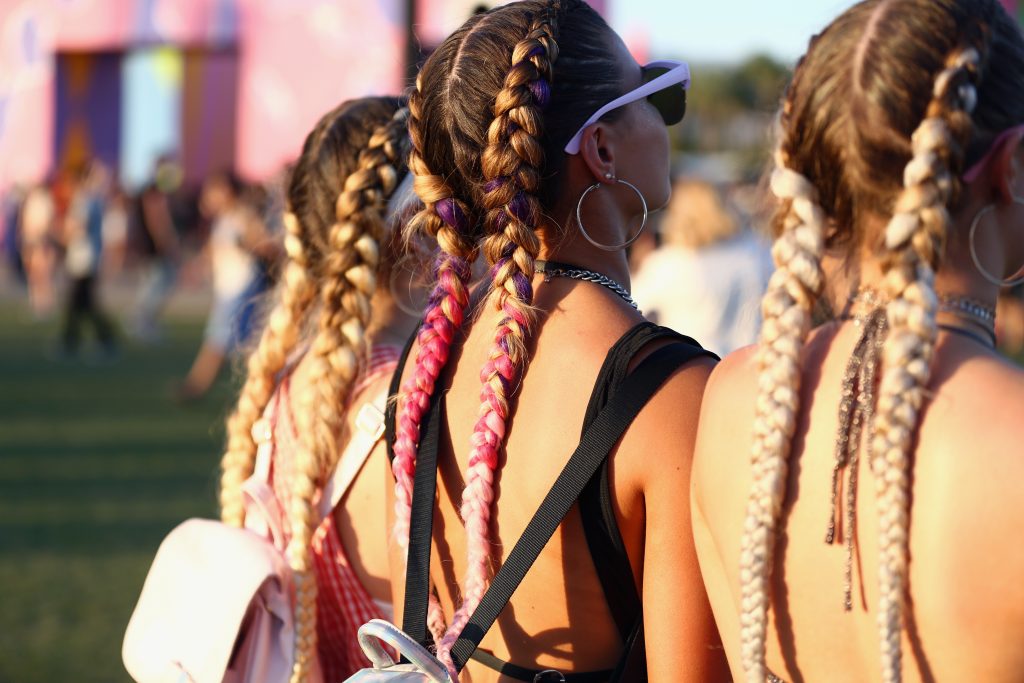 Tschüss Flowercrown: Die angesagtesten Festival-Frisuren 2018