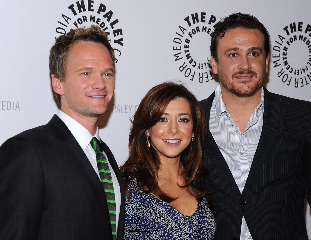 Das "How I met your Mother" Traumpaar Alyson Hannigan und Jason Segel hatte ja sogar ein paar Kussszenen. Alyson fand das anfangs schlimm, weil sie den Zigarettengeschmack in Jason's Mund nicht ignorieren konnte. Mittlerweile hat er aus gesundheitlichen Gründen mit dem Rauchen aufgehört.