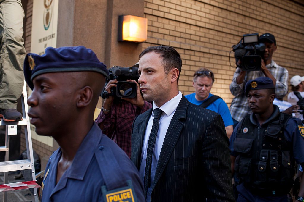 Oscar Pistorius: Dieser tragische Fall ist uns allen wohl nur allzu gut im Gedächtnis geblieben. Der Paralympics-Läufer Oscar Pistorius erschoss seine Freundin Reeva Steenkamp durch die Badezimmertür. Er beteuerte vor Gericht seine Unschuld und sagte, dass er geglaubt habe, Reeva wäre ein Einbrecher. Oscar Pistorius wurde zu mehr als 13 Jahren Haft verurteilt.