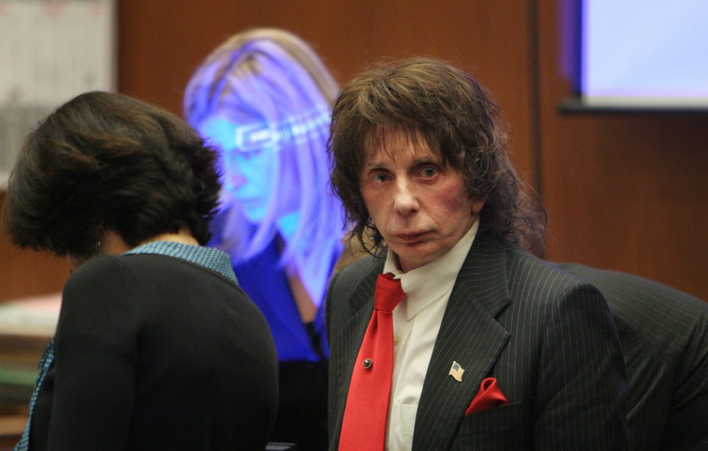 Phil Spector: 2003 wurde Laura Spector, die Ehefrau von Phil Spector, erschossen in dem gemeinsamen Anwesen gefunden. Daraufhin wurde der Musikproduzent angeklagt und zu 19 Jahren Haft verurteilt.