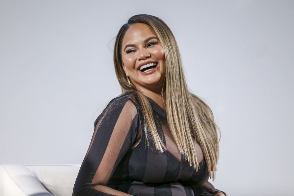 So schön realistisch zeigt Chrissy Teigen ihren After-Baby-Body