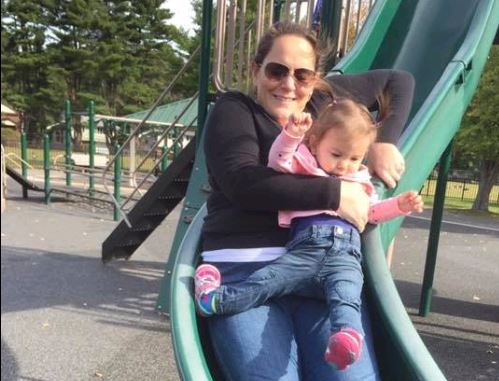 Mama rutscht mit Baby: Dieses Foto-Detail schockt Eltern