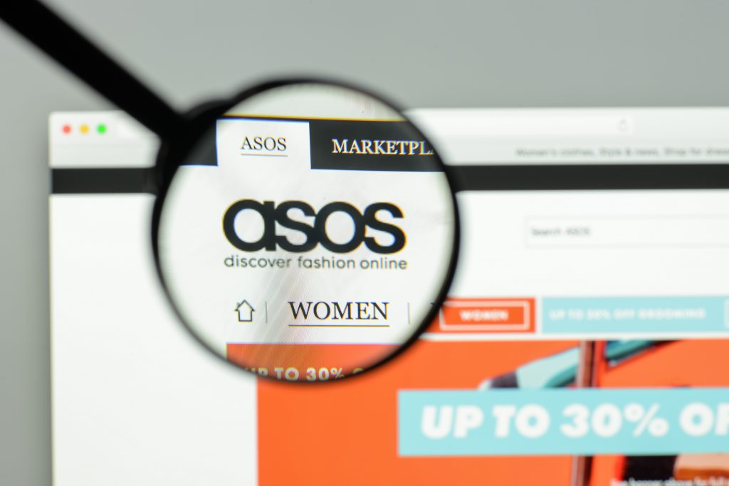 Asos begeistert mit neuem Overall, entworfen von einer Rollstuhlfahrerin