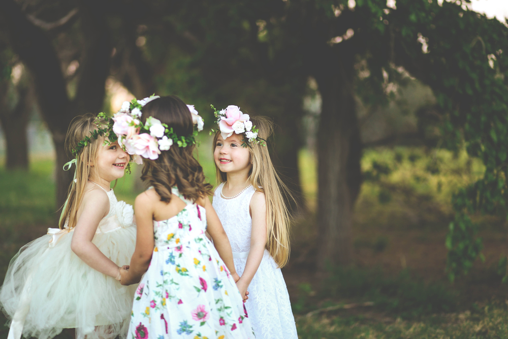 Dreijährige Krebspatientin streut Blumen bei der Hochzeit ihrer Knochenmark-Spenderin