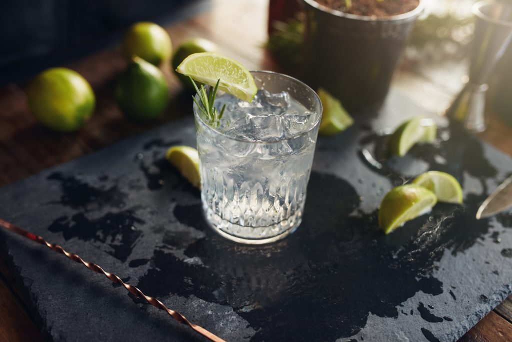 „It’s Gin Tonic o’clock“: Die besten Rezepte für DAS Sommergetränk