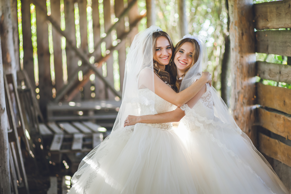Doppeltes Glück: Zwillingsschwestern heiraten Zwillingsbrüder