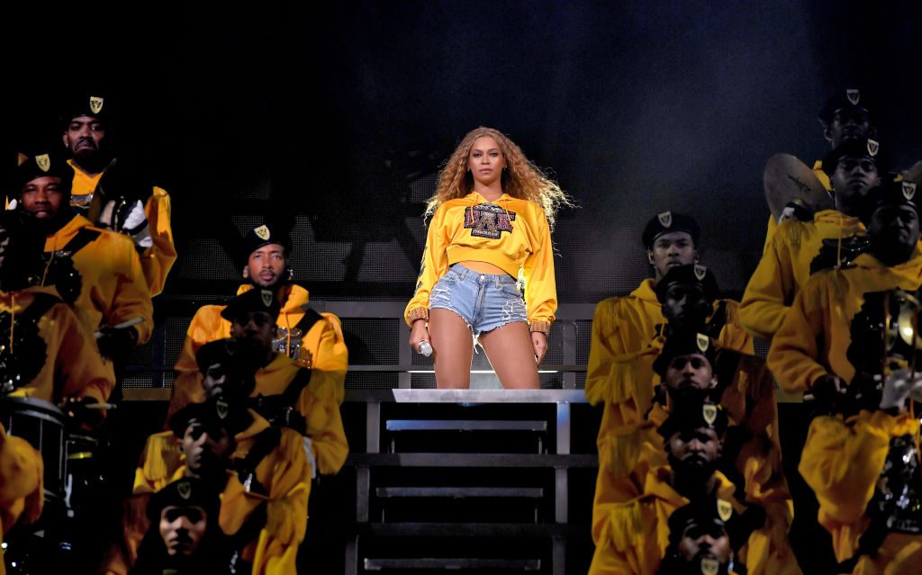 Beyoncé- und Jay Z-Fan schafft es, während Konzert auf Bühne zu klettern