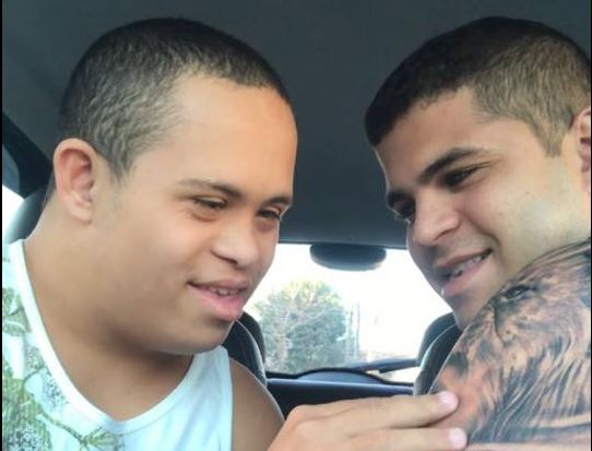 Mann lässt sich das Gesicht seines kleinen Bruders mit Down Syndrom tätowieren – und er liebt es