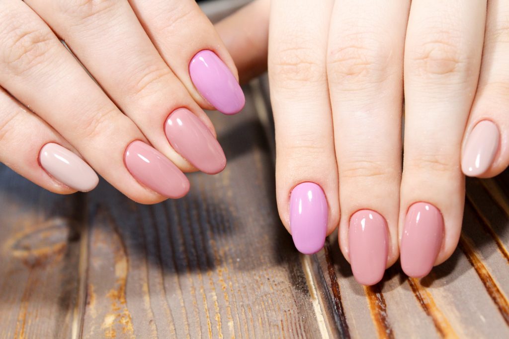 Mismatched Nails: Mit diesen 11 Nageldesigns fällst du garantiert auf