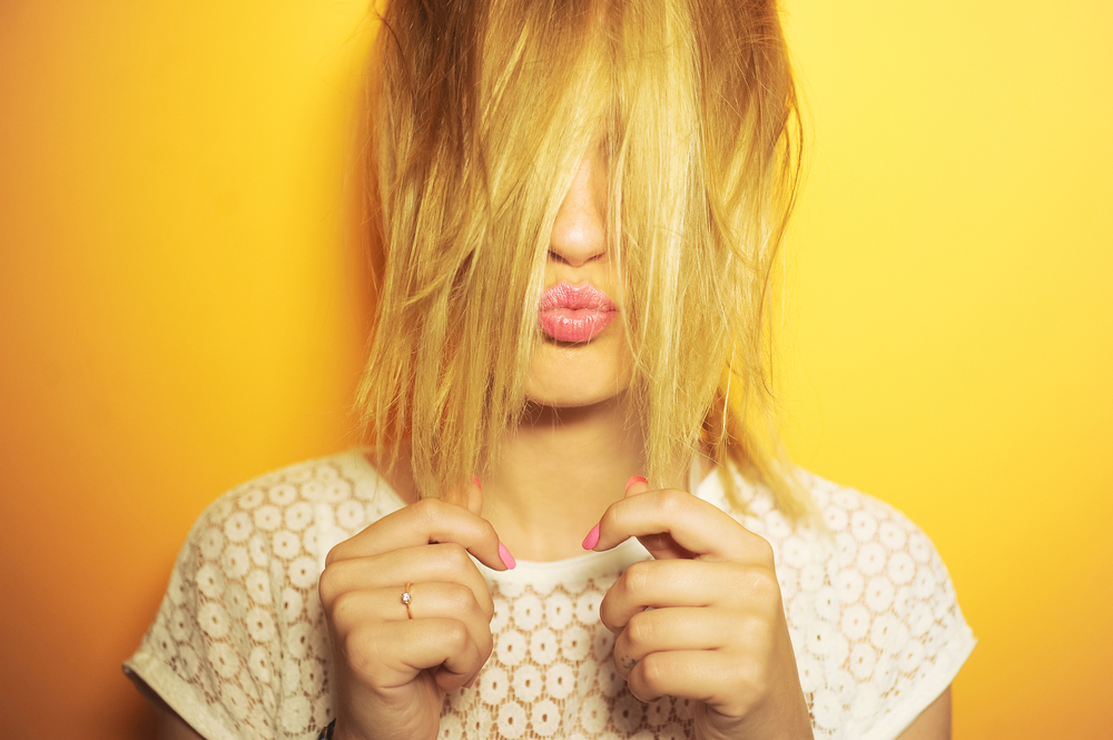 Gelbstich aus blonden Haaren entfernen? So klappt’s