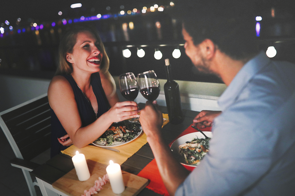 Sneating: Was steckt hinter dem neuen Dating-Trend? Sneating: Was steckt hinter dem neuen Dating-Trend?