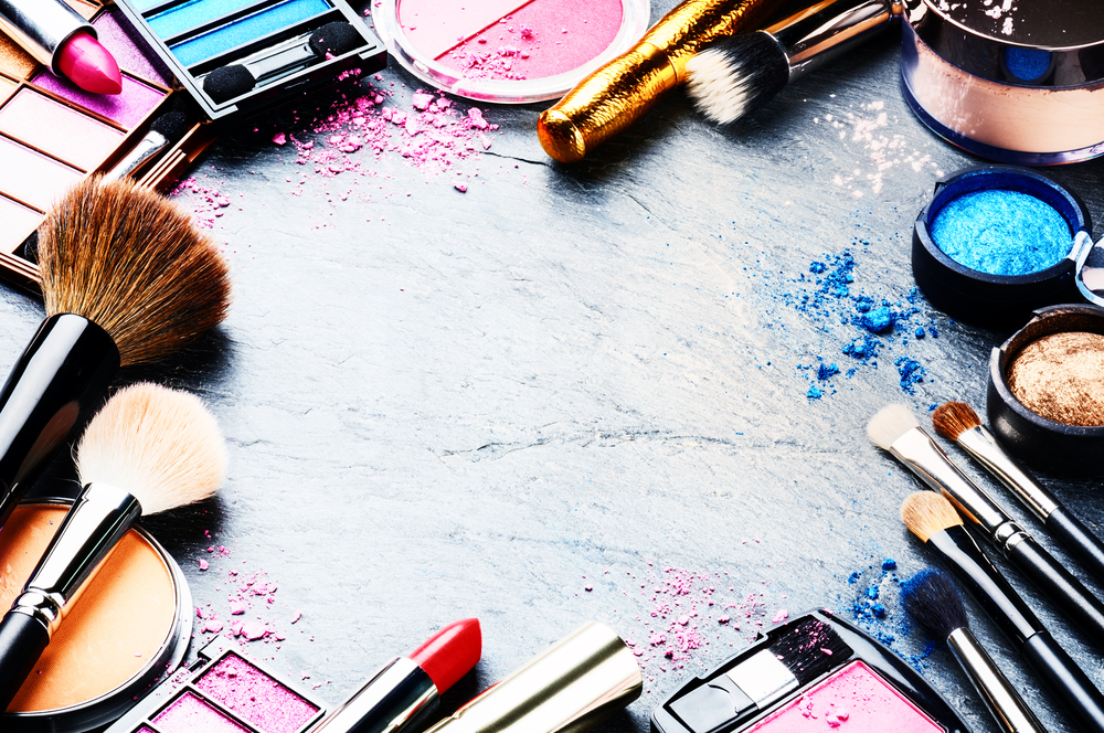 Mit diesen 5 Tipps entfernst du Make-up Flecken aus deiner Kleidung