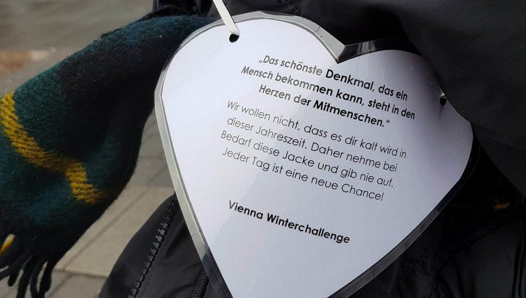 Vienna Winterchallenge: Freiwillige hängen Jacken für Obdachlose an Bäume