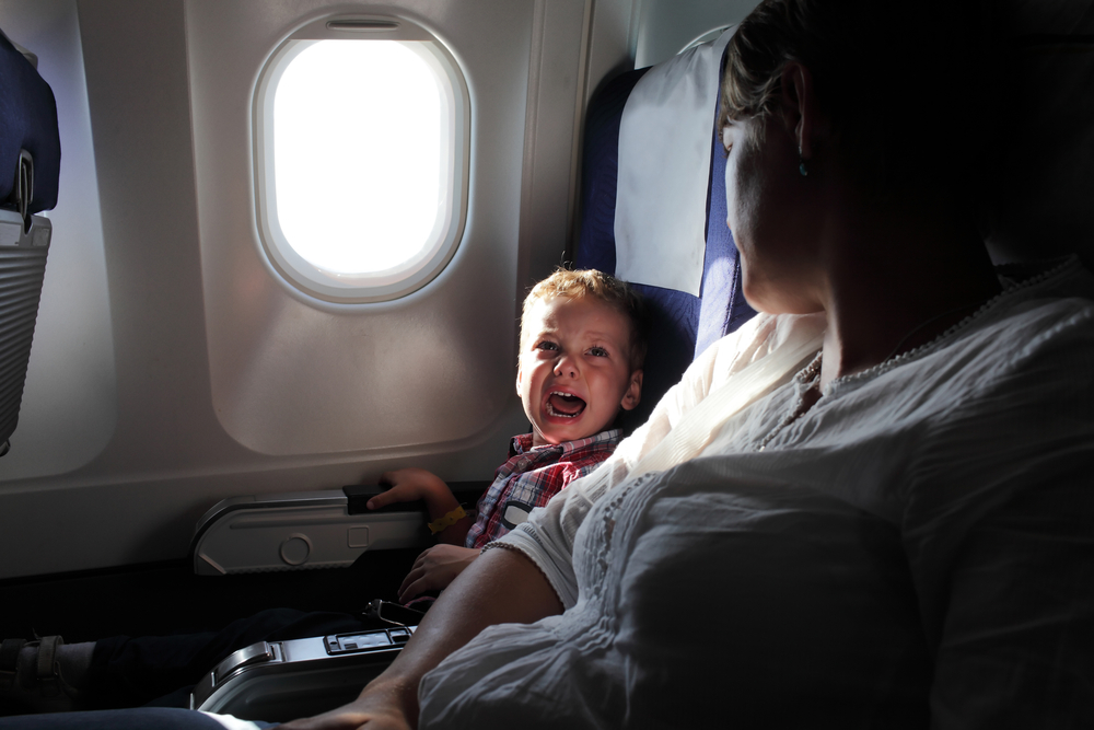 Mann überlässt Mutter mit krankem Kind 1. Klasse Platz im Flieger