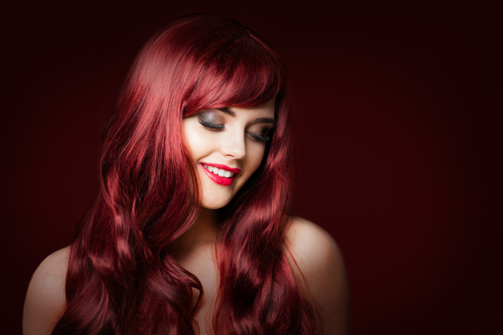 „Mulled Wine Hair“: Diese Haarfarbe tragen wir diesen Winter