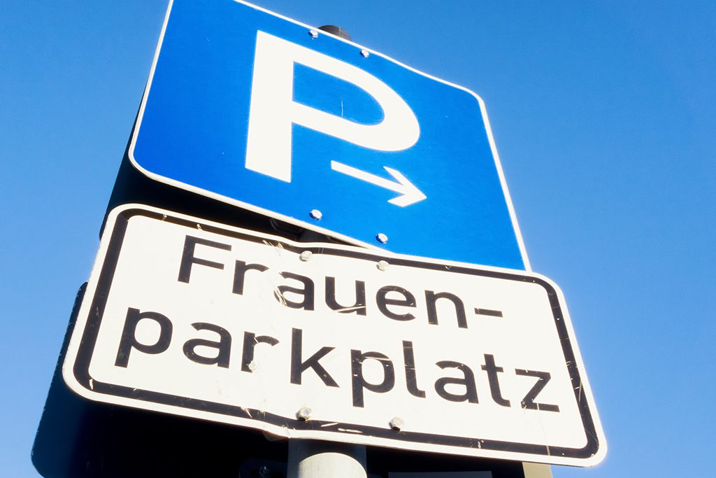 Mann klagt deutsche Stadt wegen Frauenparkplatz