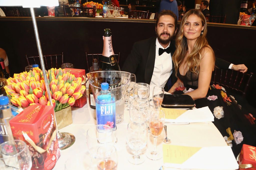 Heidi Klum & Tom Kaulitz alleine an ihrem Tisch bei den Golden Globes