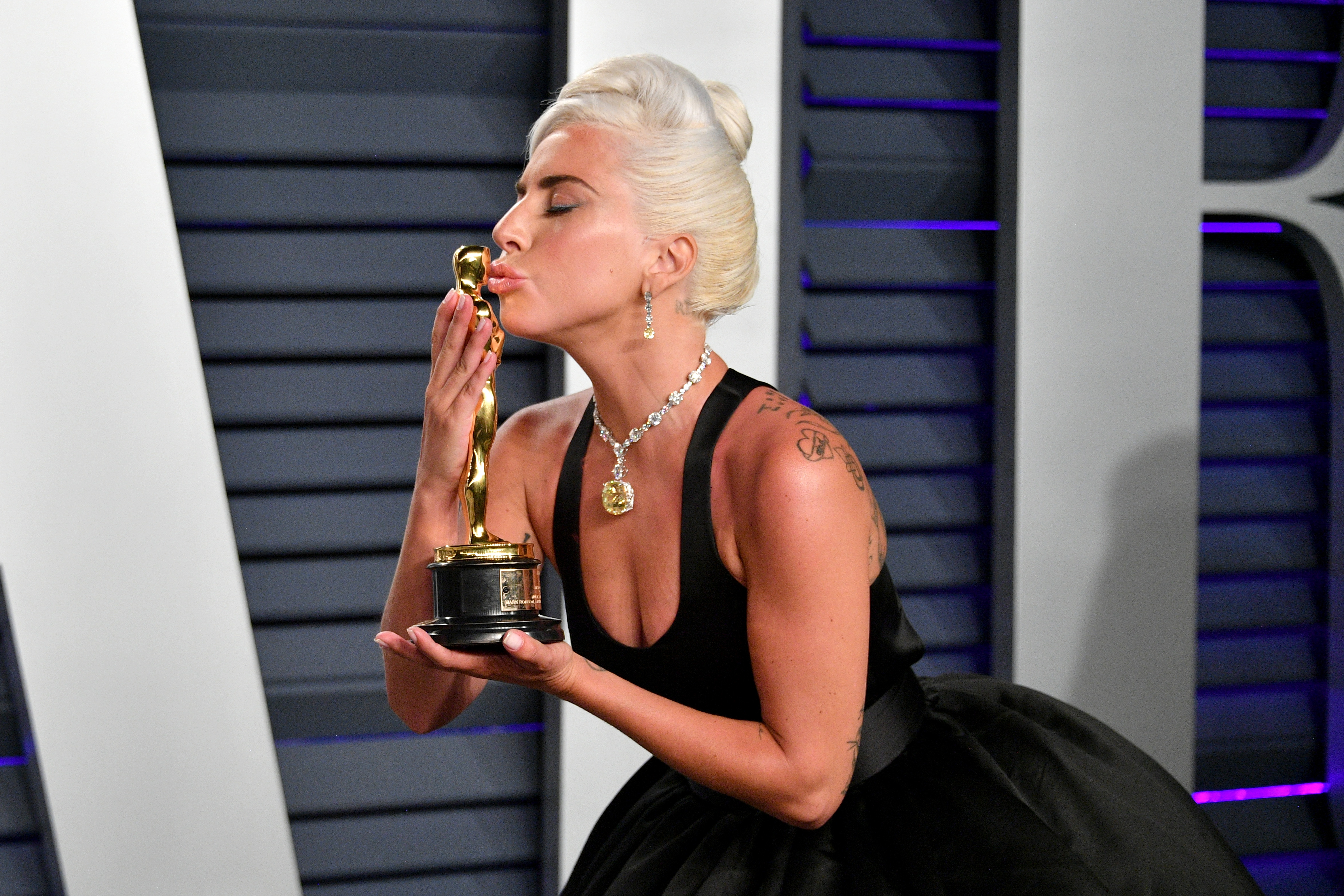 Lady gaga necklace best sale at oscars