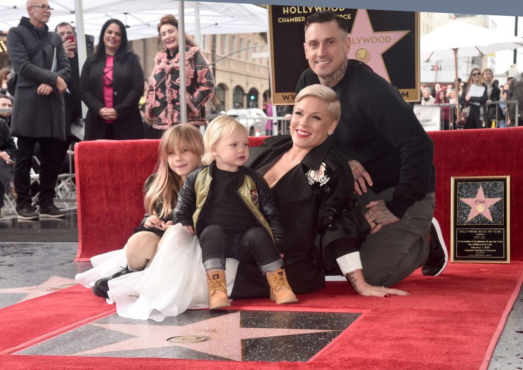 Pink enthüllt Stern am „Walk of Fame“, gemeinsam mit ihren süßen Kindern