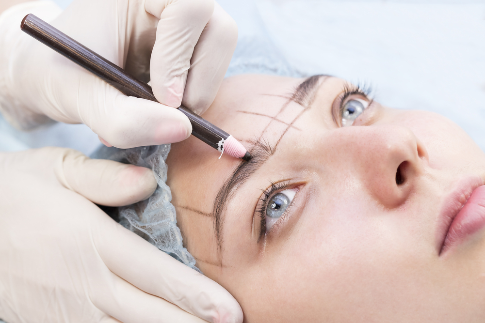 Microblading-Fail: Frau hat plötzlich vier Augenbrauen