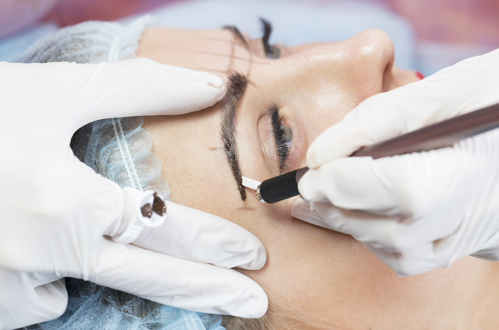 Microblading-Fail: Frau hat nach Behandlung 4 Augenbrauen