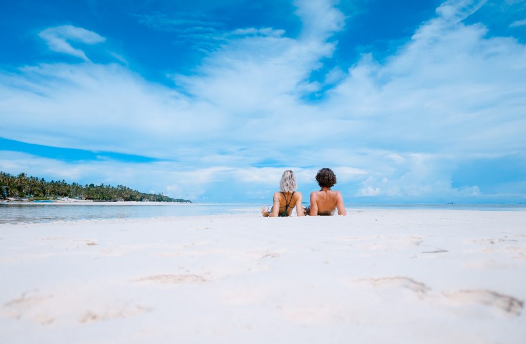 Urlaubsflirt: Ein Viertel der Singles glaubt an die große Liebe im Urlaub