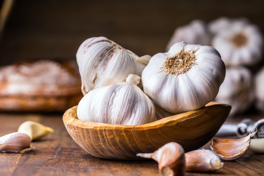 So schält man Knoblauch richtig