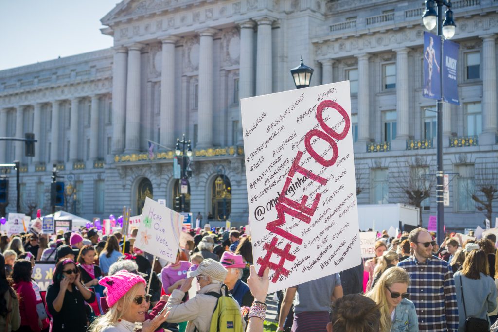 Frauen in Frankreich protestieren mit ihrem Dekolleté gegen Sexismus