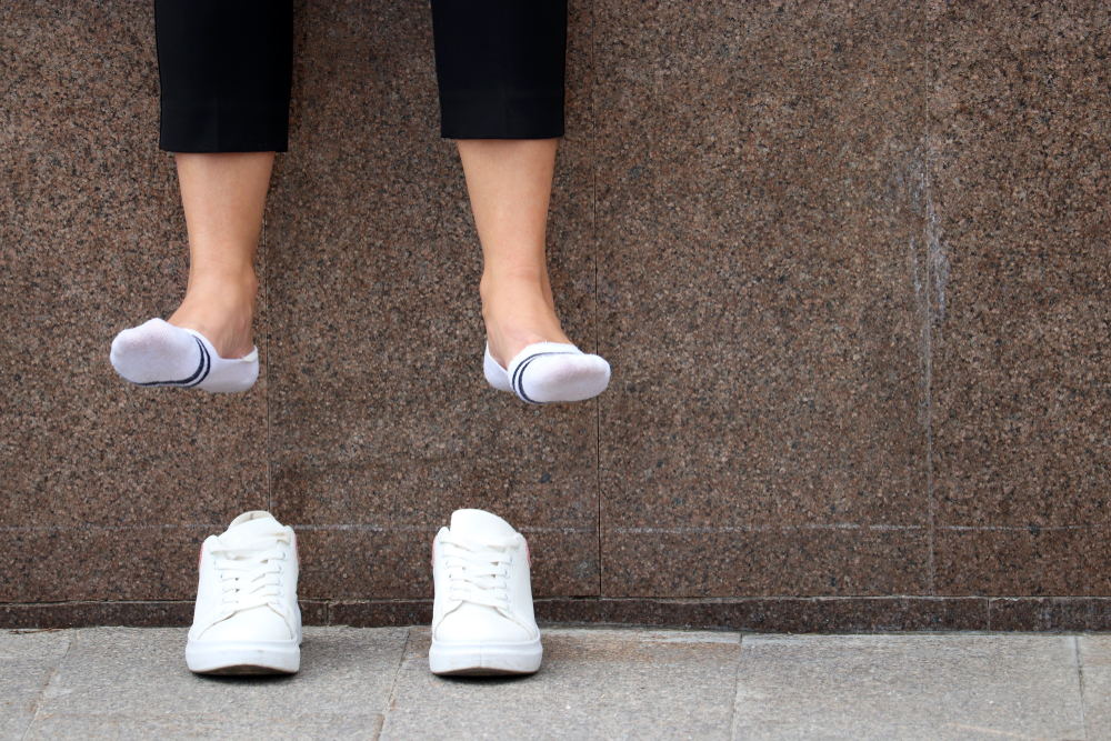 So machst du aus einer normalen Socke eine Sneaker-Socke