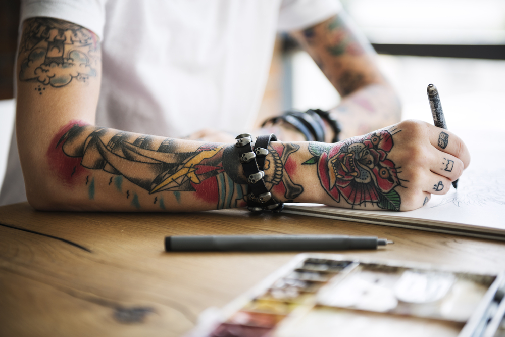 Das denken Chefs wirklich über ein Tattoo am Arbeitsplatz