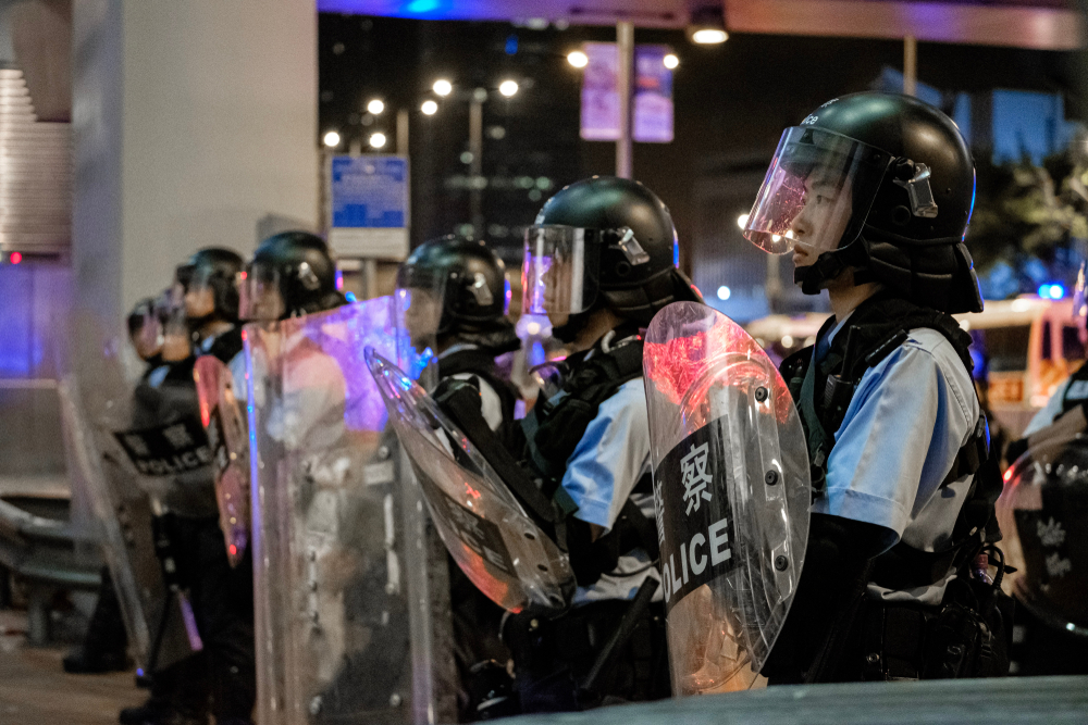 Brutale Gewalt in Hong Kong: Flughafen gesperrt