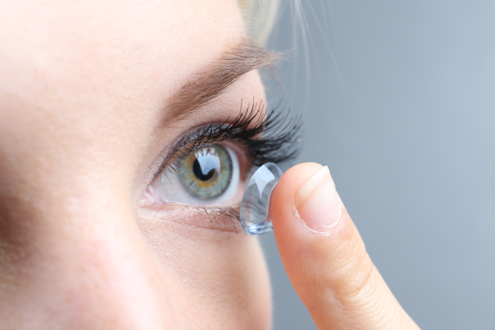 Frau erblindet, weil sie beim Duschen Kontaktlinsen trug