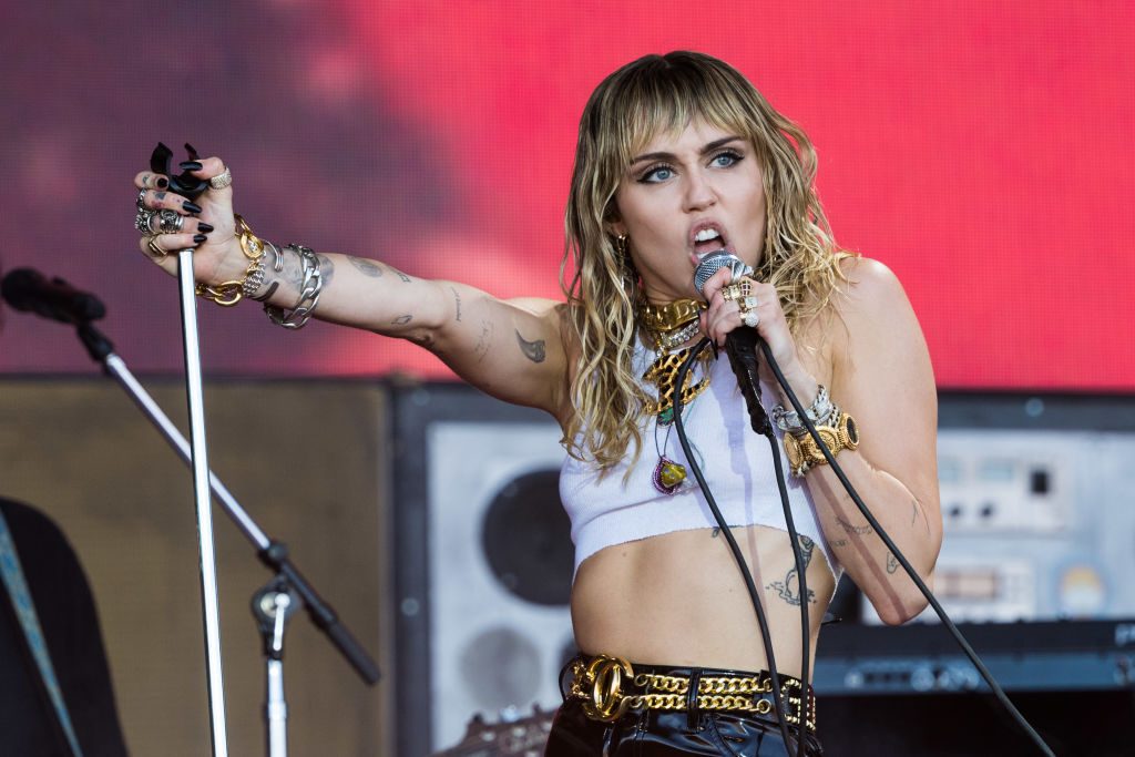 Miley Cyrus: Sie küsst eine Frau nach Trennung von Liam Hemsworth