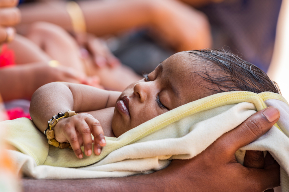 Baby kommt mit sieben Armen und Beinen zur Welt