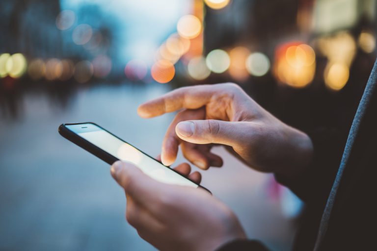 Fotograf entfernt Smartphones So würden wir ohne Handy ausschauen