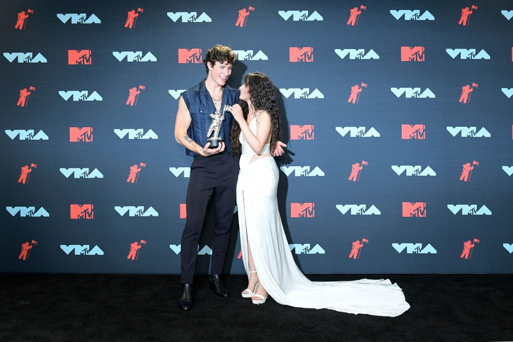 Shawn Mendes & Camila Cabello machen sich mit Kuss-Video über Hater lustig