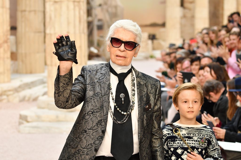 Stars veranstalten einen Tribut zu Ehren von Karl Lagerfeld