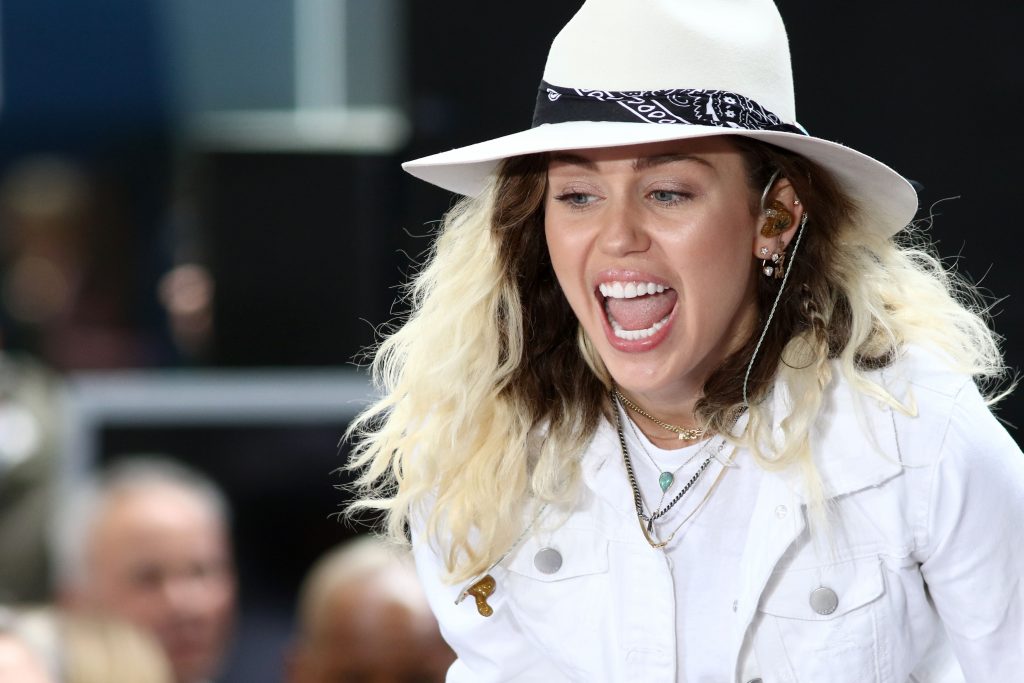 Miley Cyrus: Besuch im Tattoo-Studio mit Cody Simpson