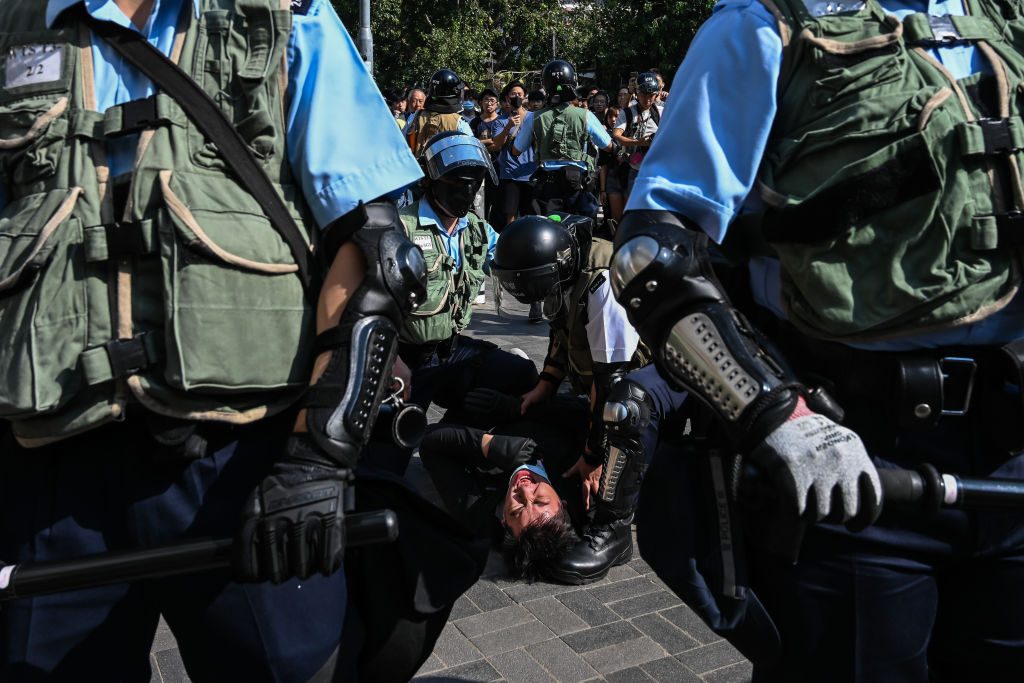 Hongkong: Polizist schießt Demonstrant in die Brust