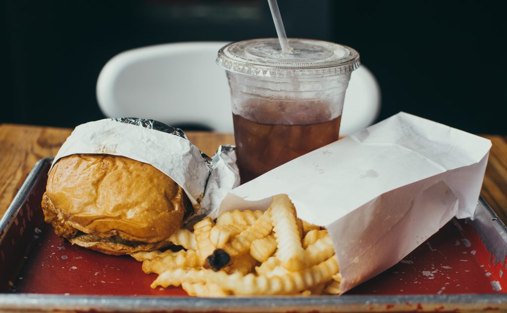 Studie: Durch Fast Food-Werbung essen Kinder doppelt so viel