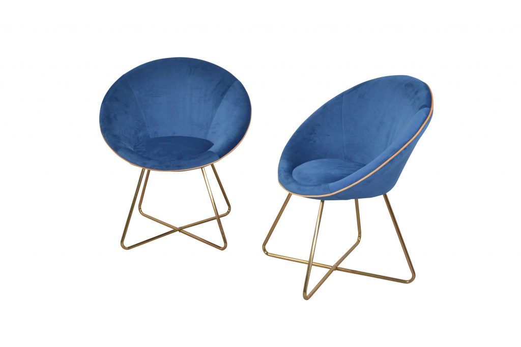 Doppeltrend-Alarm! Diese Stühle sind nicht nur Classic Blue, sondern auch noch aus Samt. Und der wird im Interior Bereich gerade sowas von gehypt. Wer also sowieso auf der Suche nach neuen und angesagten Stühlen ist: tadaaa! Bitte gerne! Die Polsterstühle Nelly aus Samt gibt's über yomonda.de um 199 Euro.
