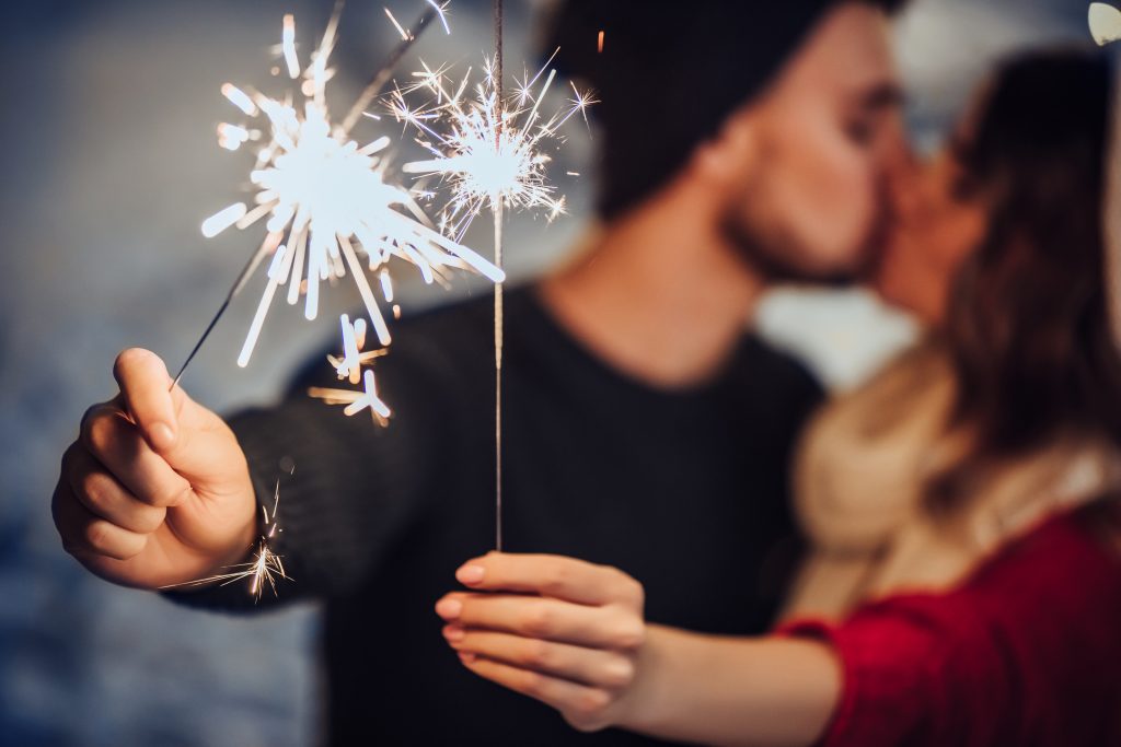 Diese 3 Sternzeichen bekommen zu Silvester einen Kuss